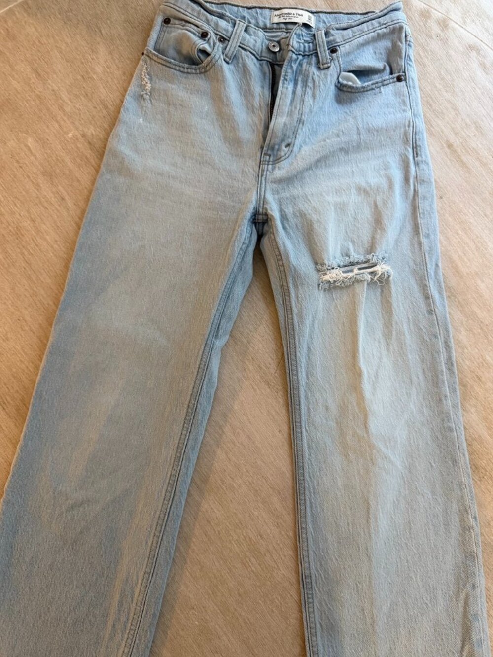 Abercrombie & Fitch 90s Relaxed High Rise Jeans 24/00 Distressed Light Wash